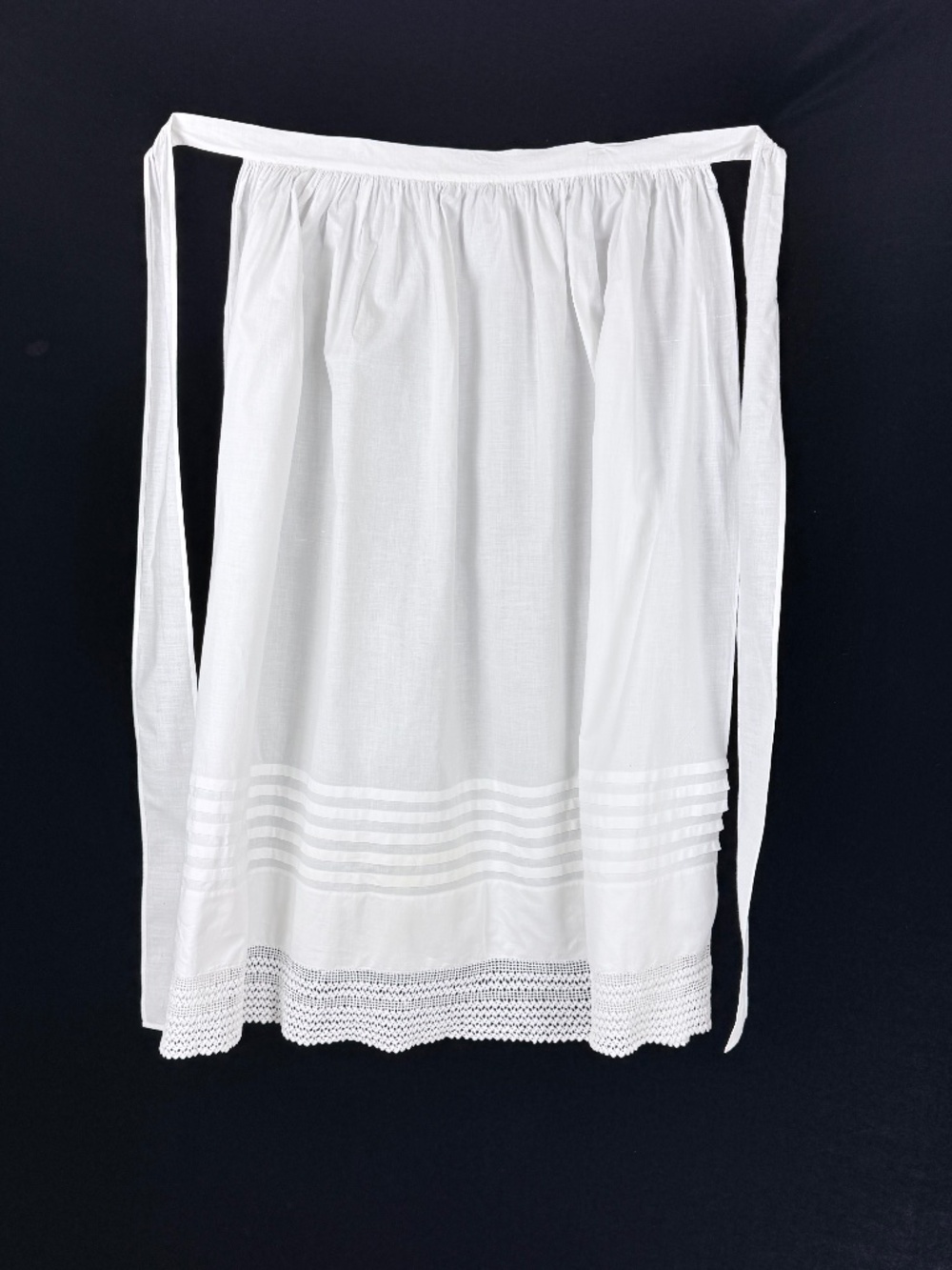 True Victorian White Long Apron Cotton Tucks Crocheted Lace Excellent Condition